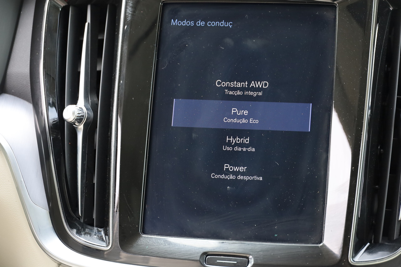 V60 T8 Hibrido Plug-in Momentum Plus