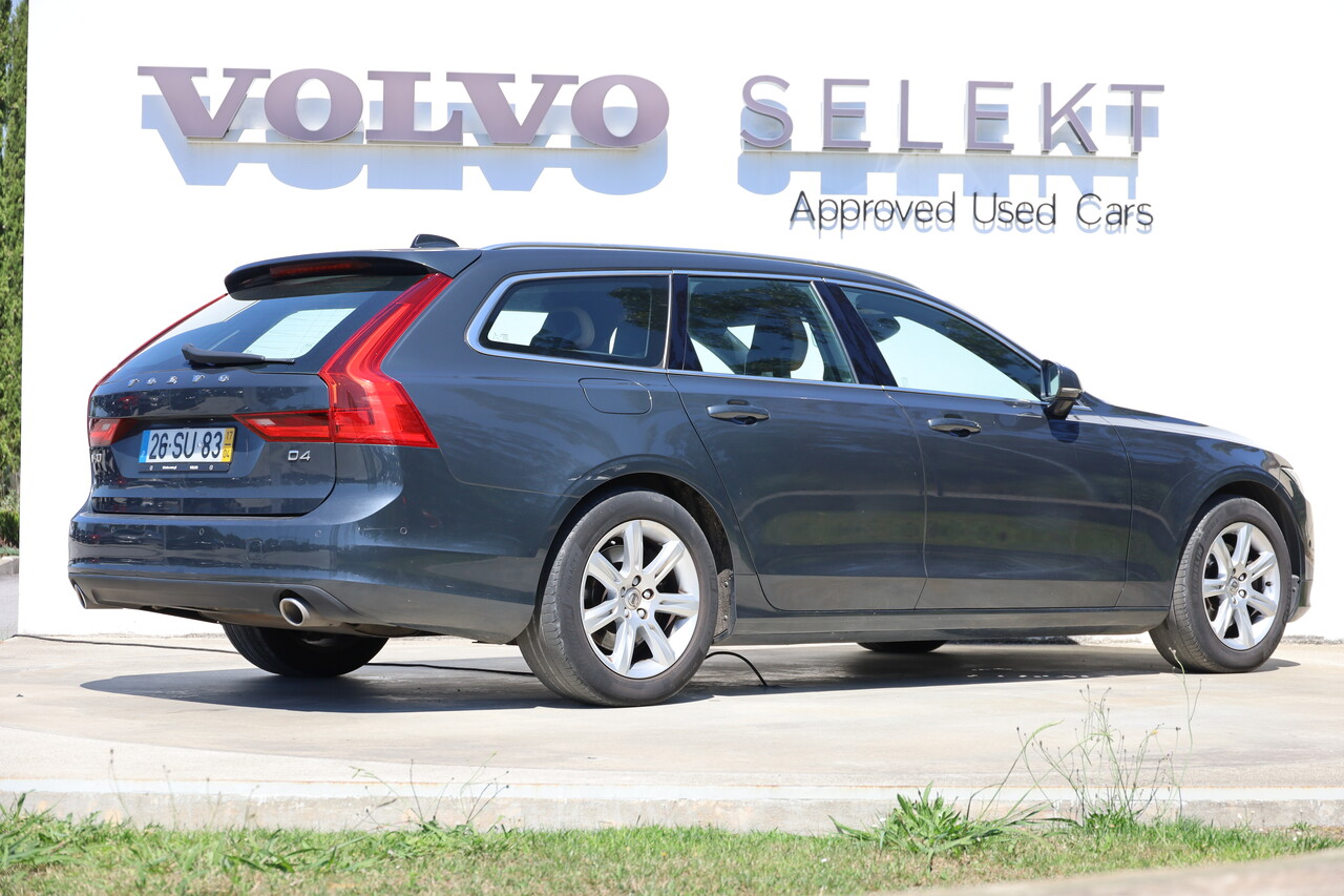 V90 D4 Momentum Geart.