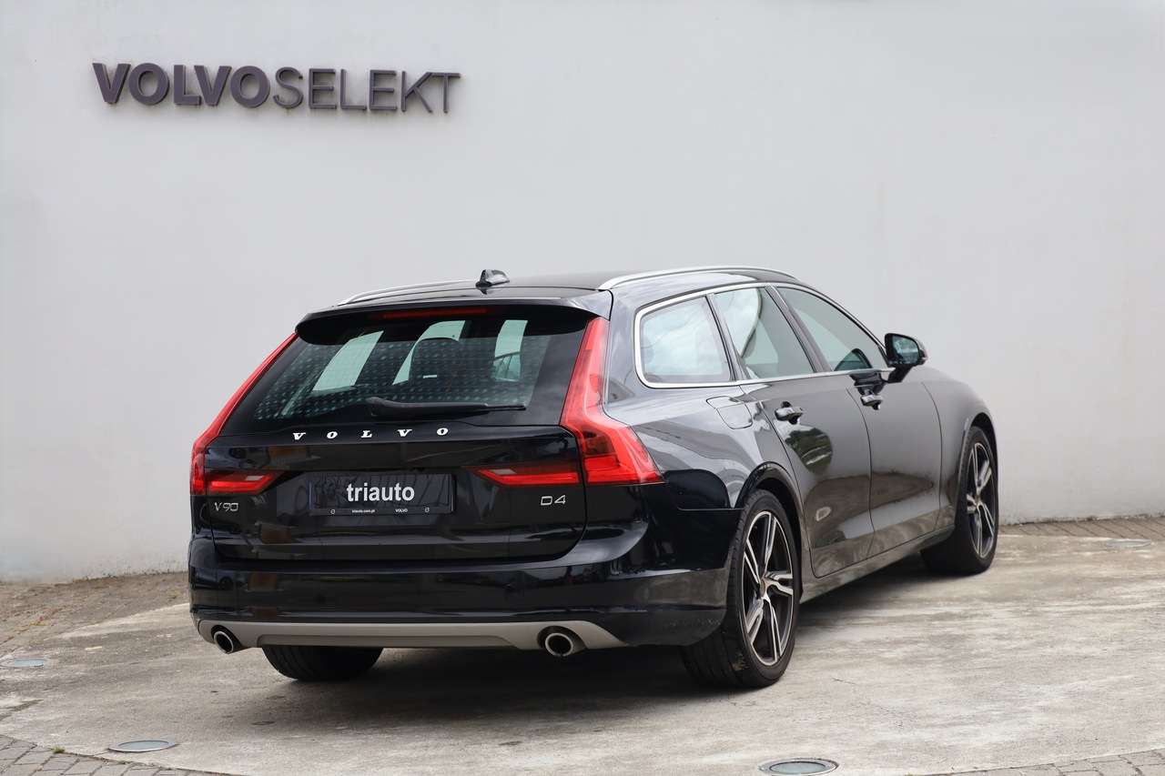 V90 D4 Momentum Geart.