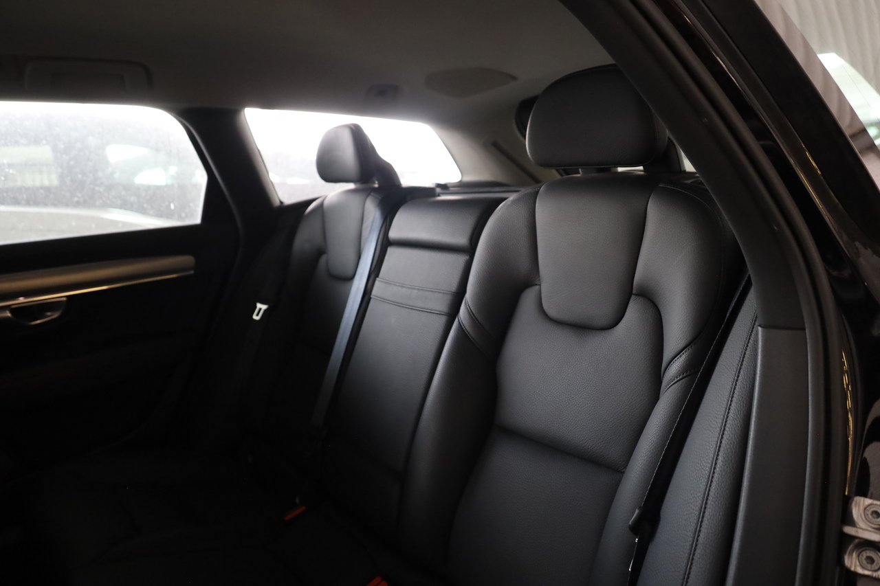 V90 D4 Momentum Geart.