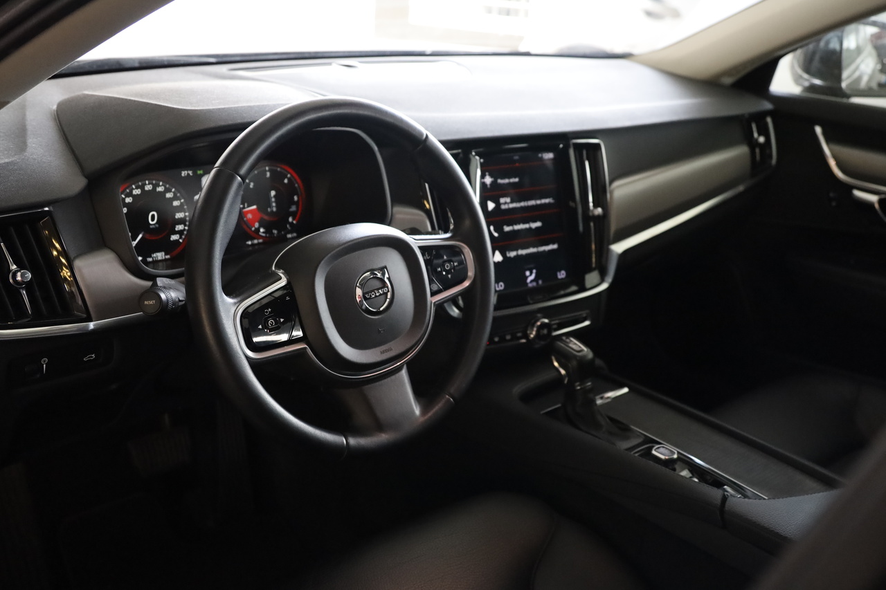 V90 D4 Momentum Geart.