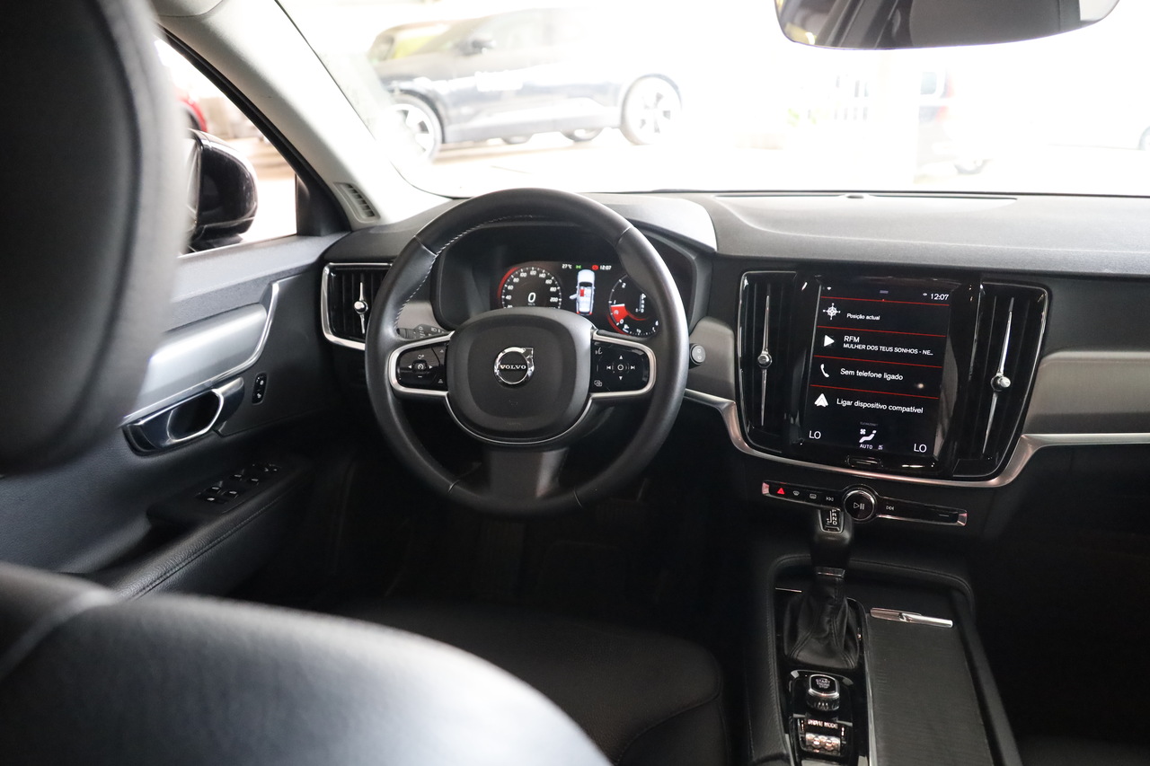 V90 D4 Momentum Geart.