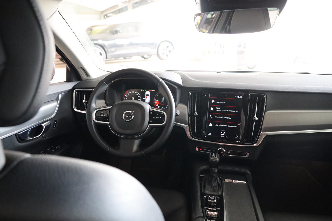 V90 D4 Momentum Geart.