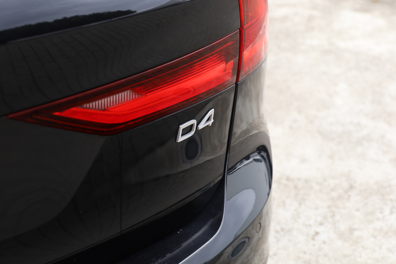 V90 D4 Momentum Geart.