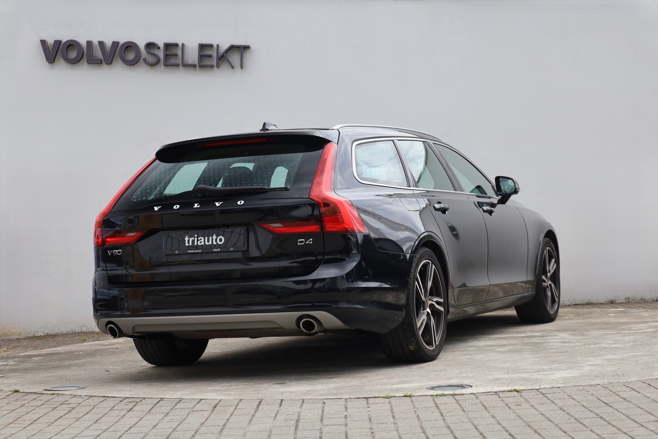 V90 D4 Momentum Geart.