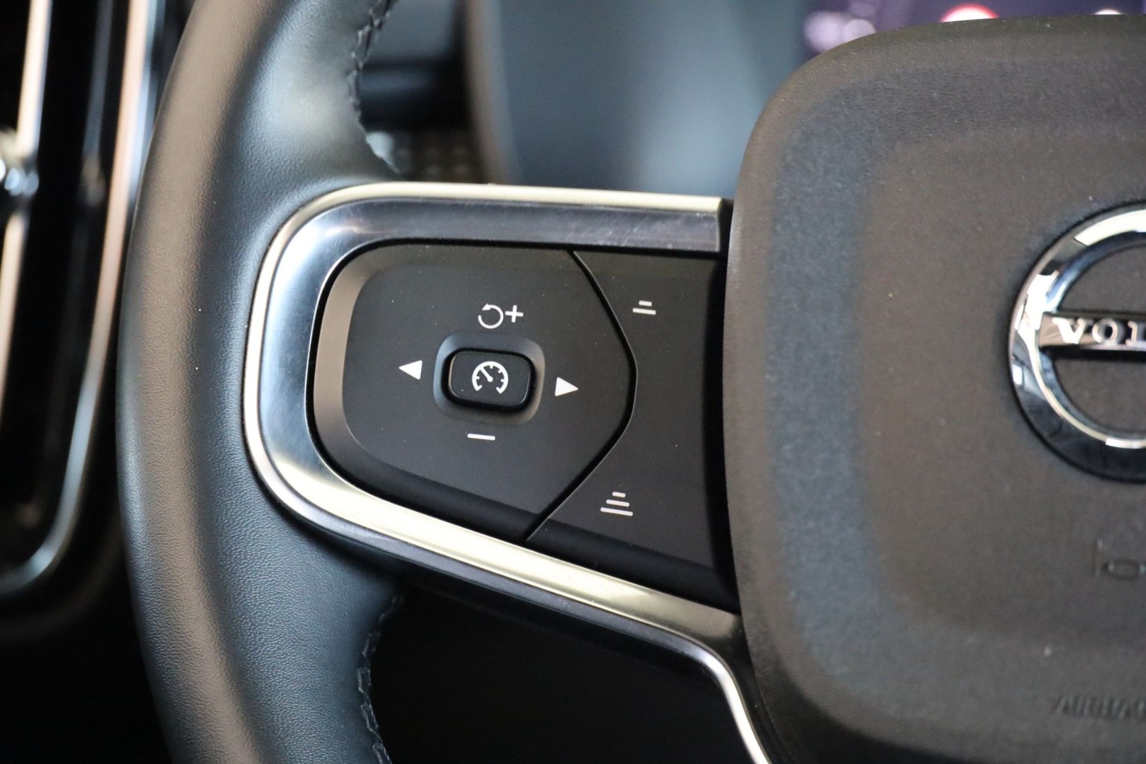 XC40 B3 Hybrid Gasolina Plus Dark